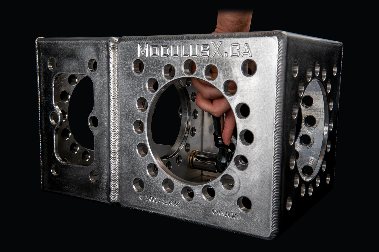 Two-part flange bolt assembly on a Modulus-X® cube